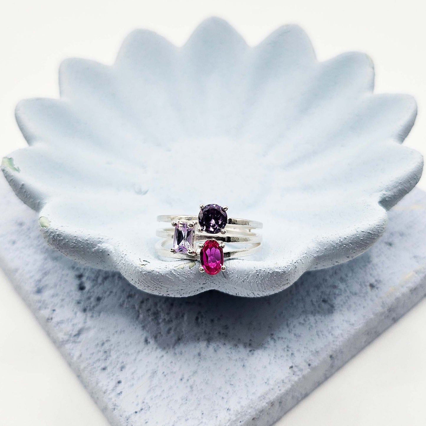 Anillo Triple Con Piedras en Rosa y Morado