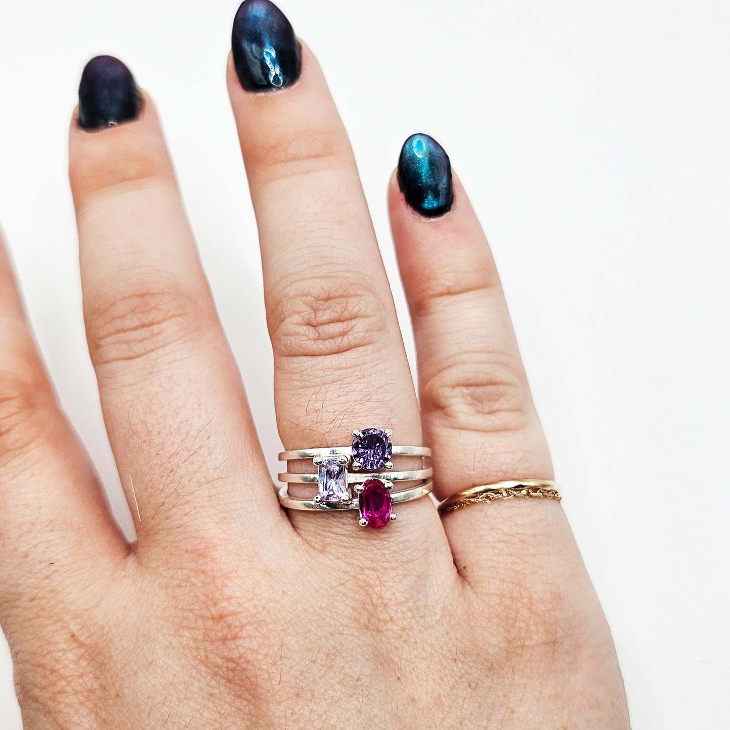 Anillo Triple Con Piedras en Rosa y Morado